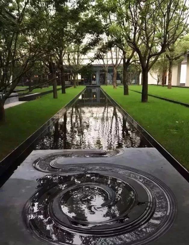 植物與水的搭配讓景觀充滿(mǎn)詩(shī)情畫(huà)意
