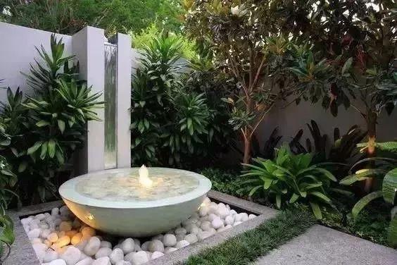 植物與水的搭配讓景觀充滿(mǎn)詩(shī)情畫(huà)意
