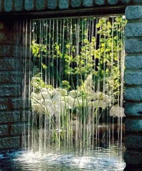 植物與水的搭配讓景觀充滿(mǎn)詩(shī)情畫(huà)意