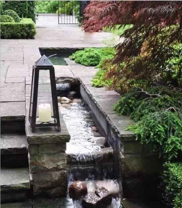 植物與水的搭配讓景觀充滿(mǎn)詩(shī)情畫(huà)意