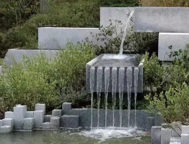 植物與水的搭配讓景觀充滿(mǎn)詩(shī)情畫(huà)意