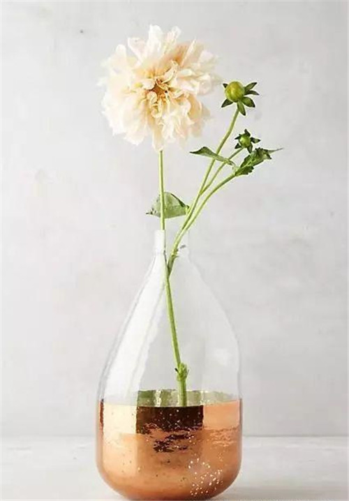 這樣插花，即使花謝了屋子依然會(huì)很美