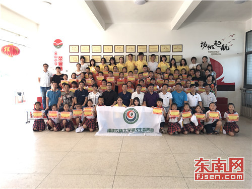 福建農(nóng)林大開(kāi)展“大手拉小手”微景觀建造活動(dòng)