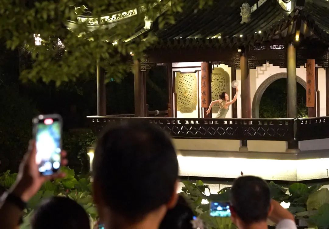 夜公園如何避免同質(zhì)化？上海500歲古園林嘗試穿越