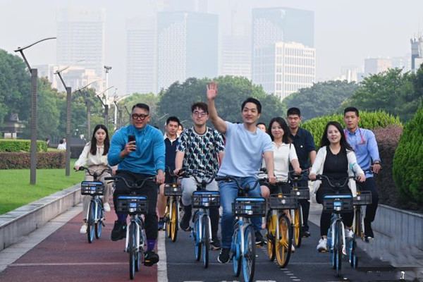 臺(tái)北市長(zhǎng)蔣萬(wàn)安上海濱江騎行 稱贊自行車(chē)道規(guī)劃